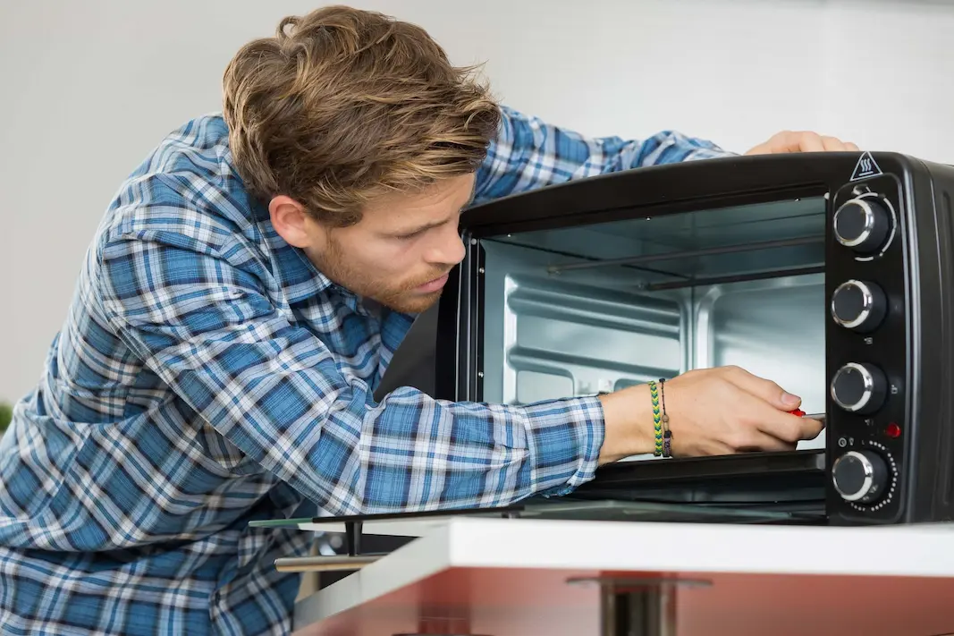 Técnico reparando microondas en Pamplona